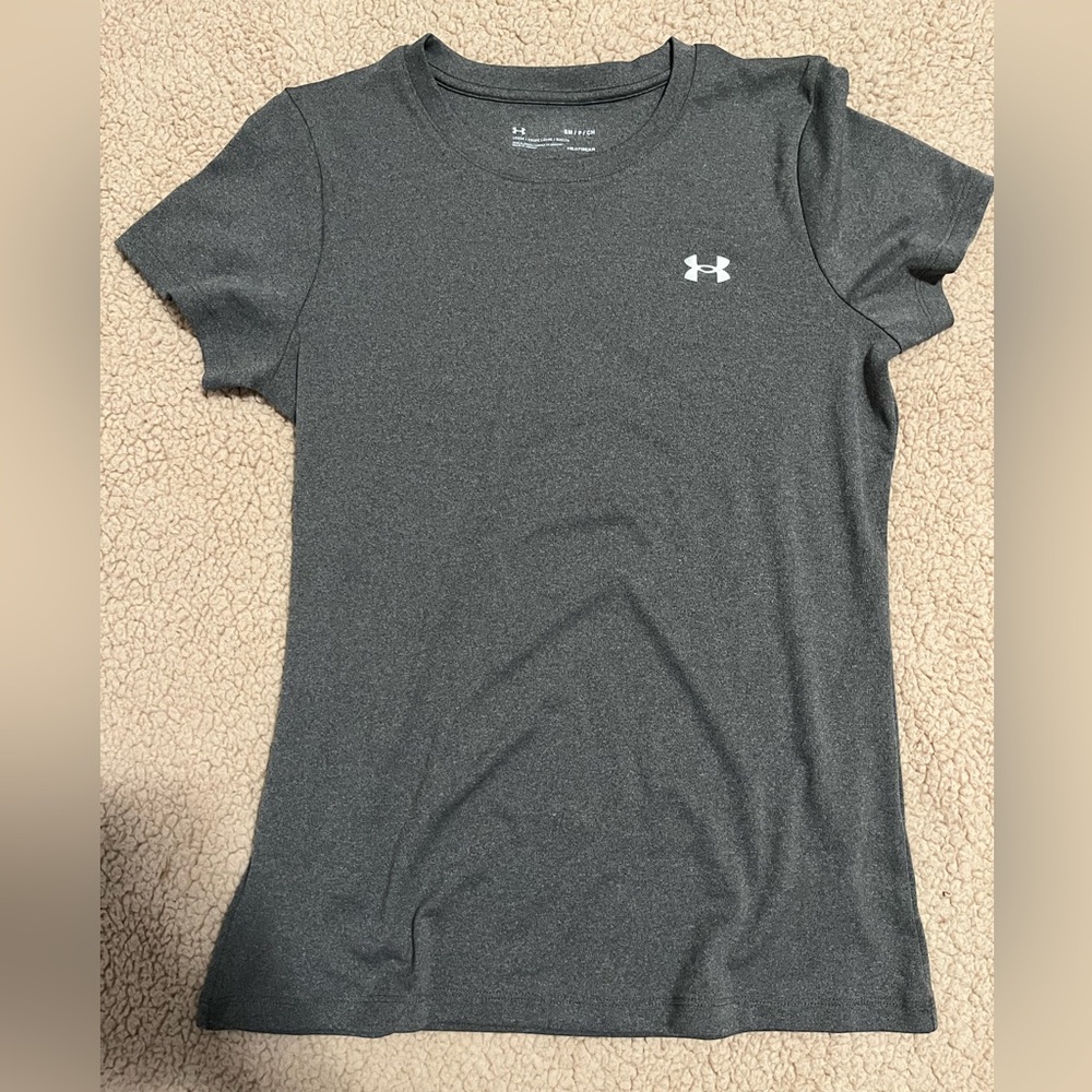 athletic Under Armor gray tee